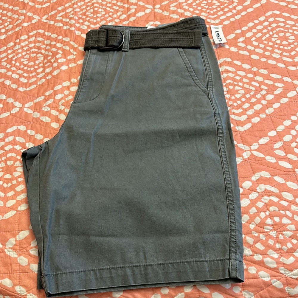 NWT - Men’s gray Old Navy shorts with belt. Length hits below knee. 10.5 inch